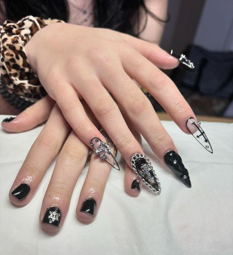 Nails To Play Guitar, Guitarist Manicure, Guitarist Nails Ideas, Short Guitar Nails, Guitar Friendly Nails, Nails For Guitar Players, Guitarist Nails, Short Gothic Nails, Guitar Nails