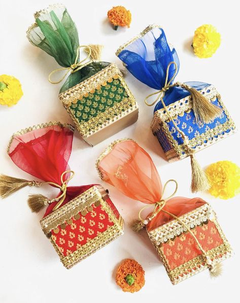 Battisi Packing Ideas, Creative Packaging Design Boxes Ideas, Indian Wedding Return Gifts Ideas, Return Gifts Indian, Handmade Hamper, Diy Crafts Easy At Home, Wedding Gift Hampers, Fancy Envelopes, Diwali Gift Hampers