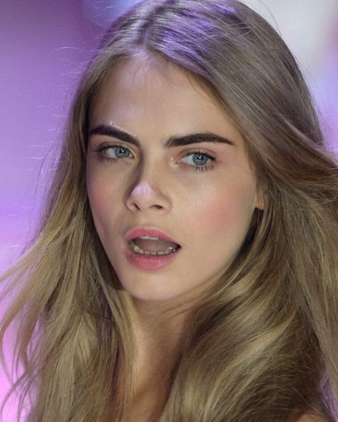 Cara Delevingne Cara Delevingne Makeup, Hair Dark Blonde, Cara Delevingne Hair, Cara Delevingne Style, Girl Man, Bronze Makeup, Bold Brows, Poppy Delevingne, Hair Dark