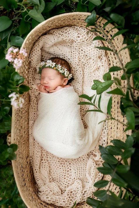 Wreath Newborn Photography, Newborn Gender Reveal, Newborn Nature Photography, Spring Newborn Photoshoot, Summer Newborn Pictures, Spring Newborn Pictures, Newborn Outdoor Photoshoot, Newborn Photography Girly, Outdoor Newborn Photography