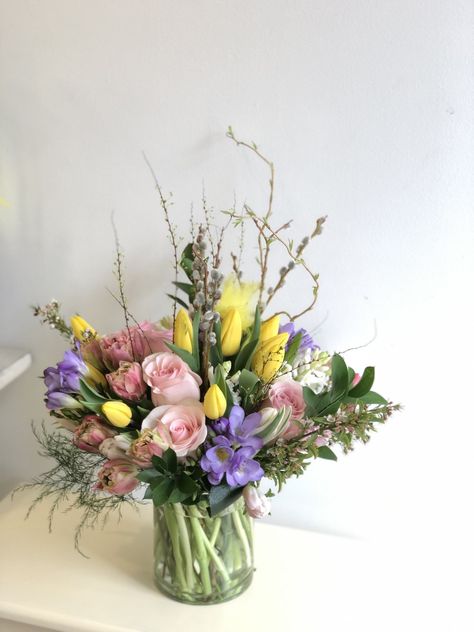 April Floral Arrangements, April Flower Arrangements, Easter Flower Bouquet, Easter Bouquets Floral Arrangements, Easter Bouquet Ideas, Spring Bouquet In Vase, Easter Flowers Arrangements, Easter Floral Arrangements, Bouquets Ideas