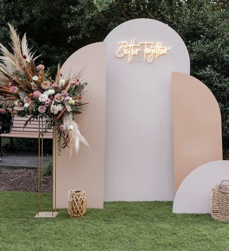 Decor Photobooth, Wedding Planning Decor, Wedding Backdrop Design, Wedding Backdrop Decorations, Arch Decoration Wedding, Engagement Decorations, Wedding Stage, Backdrop Decorations, Wedding Cake Designs