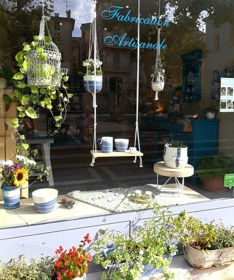 Florist Window Display, Furniture Store Interior Design, Boutique Window Displays, Spring Window Display, Vintage Store Displays, Jewelry Shop Display, Floral Art Arrangements, Window Display Retail, Decoration Vitrine