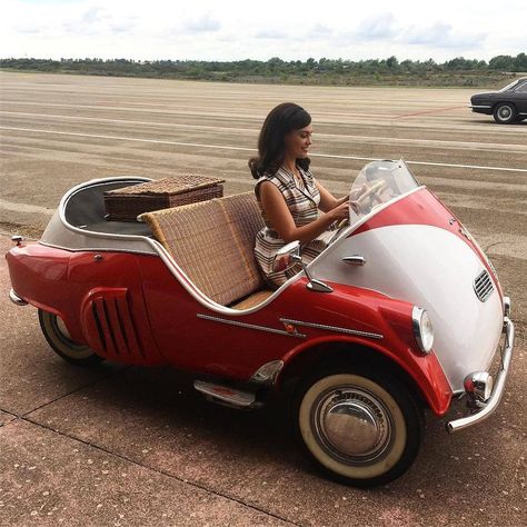 Isetta Custom Roadster (1952-1962) . The Isetta was first manufacturered by Italian firm Iso, better known for building scooters and… Bmw Isetta 300, Bmw Isetta, Bmw Classic Cars, Microcar, Tiny Cars, Weird Cars, Pretty Cars, Classic Cars Vintage, Unique Cars