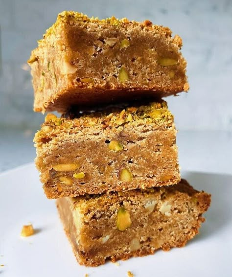 Baklava Brownies, Biscoff Baklava, Baklava Coffee Cake, Baklava Blondies, Baklava Crumble, Baklava Cookie Bars, Baklava Bars, Baklava Inspired Desserts, Baklava Flavors