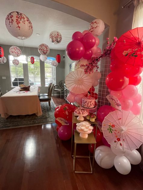 Japanese Balloon Decor, Cherry Blossom Sweet 16 Party Ideas, Korean Theme Party Ideas, Cherry Blossom Party Theme, Japan Themed Party, Japanese Party Theme, Asian Party Decorations, Sakura Party, Mulan Birthday Party