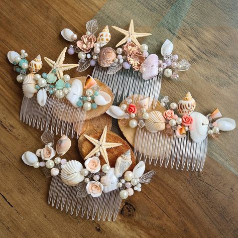 "Seashells hair comb for beach or destination wedding\n💙🌊🐚" Seashell Headpiece, Beach Bridal Hair, Destination Wedding Hair, Beach Wedding Hair Accessories, Seashell Hair, Beach Hair Accessories, Beach Wedding Accessories, Sea Shells Diy, Mermaid Headband