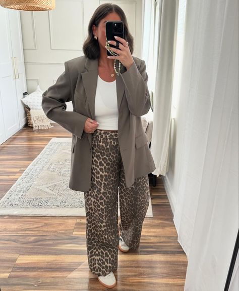 Leopard Palazzo Pants Outfit, Leopard Print Jeans Outfit Winter, Leopard Wide Leg Pants Outfit, Leopard Pant Outfit, Styling Leopard Pants, Wide Leg Leopard Pants Outfit, How To Style Leopard Pants, Leopard Trousers Outfit, Winter Outfits Office Business Casual