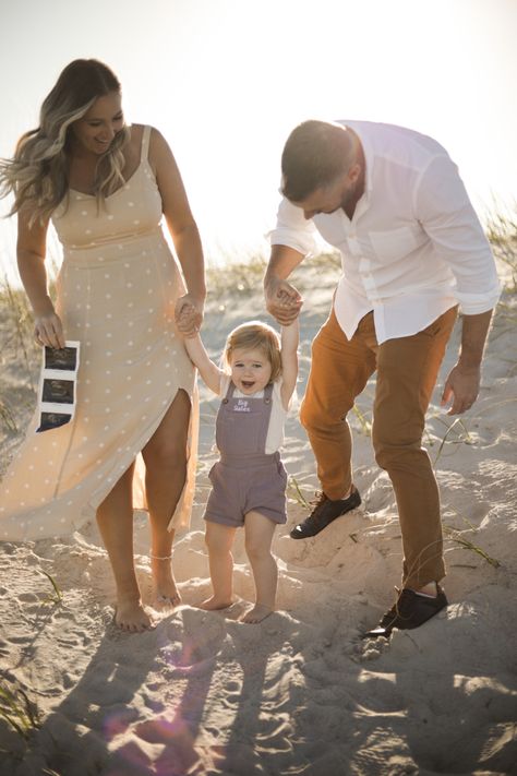 Beach Sibling Announcement, Big Sis Beach Announcement, Beach Announcement Photos, Baby Announcing Ideas With Siblings, Family Beach Picnic Photoshoot, Beach Announcement Baby, Beach Baby Announcement With Sibling, Big Sister Beach Announcement, Pregnancy Announcement Family Photos