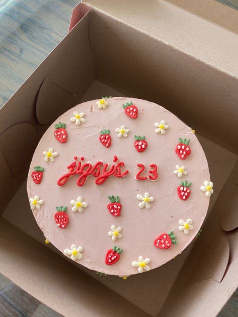 Pink Birthday Cake Strawberry, Sweet 16 Strawberry Cake, Strawberry And Daisy Cake, Strawberry Decorated Cake Birthday, Pink Strawberry Birthday Cake, Strawberry Lunchbox Cake, Strawberry Cake Ideas Birthdays, Minimalist Strawberry Cake, Strawberry Aesthetic Cake