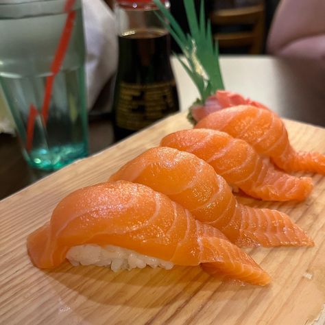 #sushi #food #salmon Salmon Sushi Aesthetic, Salmon Sashimi Aesthetic, Salmon Nigiri, Sushi Salmon, Food Salmon, Salmon Sashimi, Salmon Sushi, Art Styles, Yum Yum