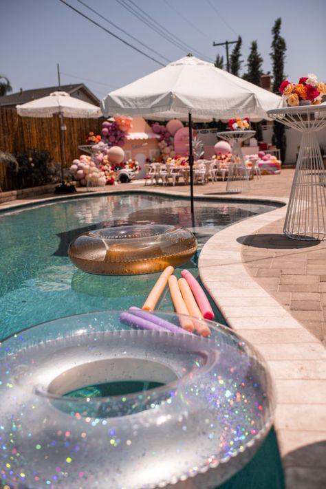 Glitz And Glam Pool Party, Beach House Party Ideas, Cute Pool Party Ideas, Pool Birthday Ideas, Pool Party Set Up, Birthday Ideas Pool Party, Beach House Birthday Party, Barbie Dream House Party, Kids Party Aesthetic