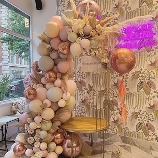 Bohemian beauty 🕊 BY: @elari_events #balloons #balloonstyling #bohemianchic #bohostyle #feather #rosegold #events #luxeevents #inspo #inspiration Bohemian Birthday Party, Engagement Party Diy, Bohemian Birthday, Insta Famous, Balloon Arrangements, Rose Gold Party, Baby Blog, Wedding Decor Inspiration