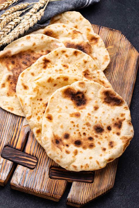 lebanese flatbread. Healthy Pita Bread, Lebanese Flat Bread, Pane Pita, Homemade Pita Bread, Pita Bread Recipe, Pan Pita, Pain Pita, Pitta Bread, Flatbread Recipes