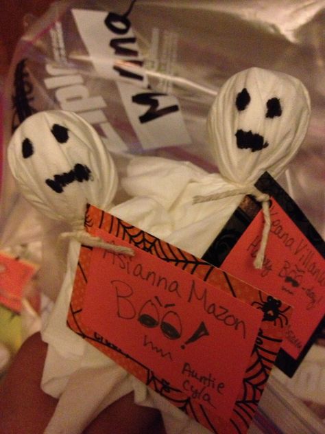 Halloween BOO-gram. Fun Halloween fundraiser idea!  Send out order forms ahead of time and give a deadline to have them return form with payment. Halloween Fundraiser Ideas, Halloween Candy Grams, Halloween Grams, Cheap Halloween Candy, Boo Gram, Boo Grams, Associate Appreciation, Halloween Fundraiser, Halloween Decorations School