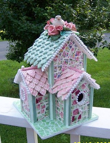 Beautiful Mosaics, Mosaic Birdbath, Birdhouse Craft, Beautiful Birdhouses, Butterfly Houses, Mosaic Birds, Bird Houses Painted, Decorative Bird Houses, Mosaic Projects