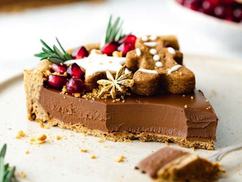 Vegan Chocolate Gingerbread Tart Recipe - Whisk Gingerbread Chocolate, Vegan Christmas Desserts, Gingerbread Dessert, Vegan Gingerbread Cookies, Vegan Tarts, Vegan Christmas Dinner, Vegan Feast, Baking Vegan, Gluten Free Gingerbread