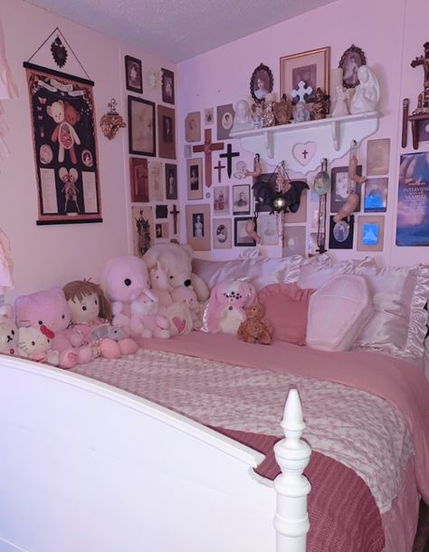 Pink Horror Bedroom, Morute Core Room, Cutesy Room Aesthetic, Pink Horror Room, Morute Room Decor, Morute Room Ideas, Morute Bedroom, Creepy Cute Bedroom, Closet Hideout Ideas