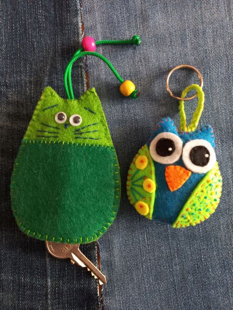 Key Chains Diy Handmade Felt, Keyring Craft, Diy Felt Animals, Key Crafts, Handmade Paper Art, Felt Keychain, Crochet Poncho Free Pattern, Fidget Blankets, Embroidery Leaf