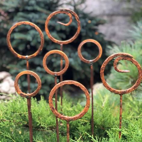 🌿 Elevate your garden with our rustic metal garden finials set of 7! 🌸 These decorative accents add a romantic and cozy atmosphere to your home, garden, backyard, terrace, or entrance. Made from natural metal with a charming rust finish, they are perfect for year-round use and withstand all weather conditions. The set includes seven garden stakes, each 34” (85 cm) high, with three finial designs: - Two 5” (12.5 cm) rusty metal rings - Two 4.5” (11.5 cm) rusty metal rings - Three 3” (7.5 cm)... Garden Finials, Corten Garden, Backyard Terrace, Arizona Decor, Rusty Garden, Metal Sculptures Garden, Gravel Garden, Metal Yard Art, Metal Garden Art