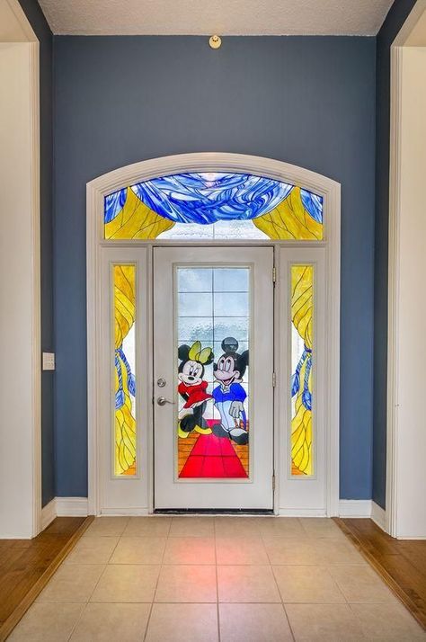 This house is as close as you can get to living in Disney World. Disney House Ideas, Disney Themed Rooms, Disney Bathroom, Casa Disney, Mickey Mouse House, Florida Mansion, Disney Room, Disney Parque, Disney Room Decor