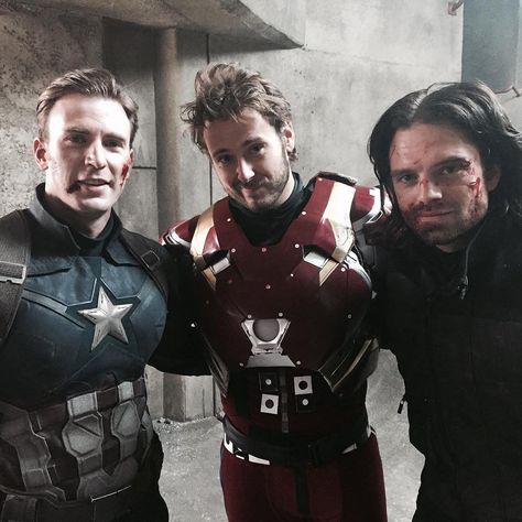 #throwback Chris, RDJ Stunt and Sebastian, �🎥 BTS of Civil War. Christopher Robert Evans, Marvel Men, Marvel Dr, Avengers Cast, Marvel Cast, Marvel Photo, Marvel Actors, Man Thing Marvel, Marvel Wallpaper