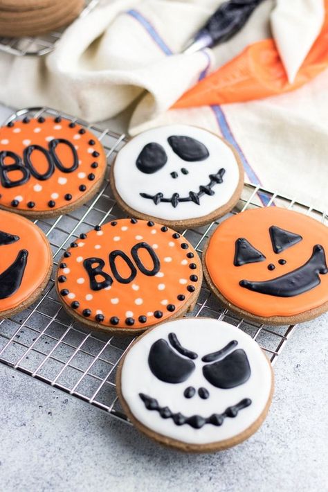 Halloween Decorated Cookies, Halloween Cookie Designs, Easy Halloween Cookies Recipes, Biscuits Halloween, Halloween Sugar Cookies Decorated, Easy Halloween Cookies, Dessert Halloween, Postres Halloween, Halloween Cookie Recipes