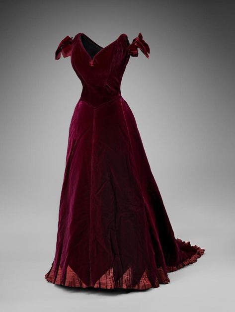 Evening dress 1890s Dress, Red Velvet Skirt, Velvet Evening Gown, 1880s Fashion, 1890s Fashion, Velvet Evening Dress, Red Velvet Dress, John Singer Sargent, Victorian Clothing