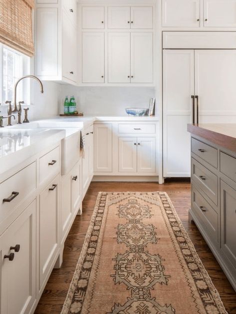 Classic White Kitchen, Neutral Kitchen, Runner Kitchen, Rug Runner Kitchen, Classic Kitchen, White Kitchen Design, Farmhouse Sink Kitchen, Gorgeous Kitchens, Kitchen Decorating