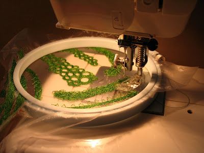 Kirsten Chursinoff: Making Seaweed with Water-Soluble Solvy. I've been making seaweed with "Solvy" and thread. "Solvy" is the name of a brand of water-soluble material that can be stitched with free-motion machine embroidery. When it is placed in water the material dissolves and only the stitches are left. Sealife Embroidery, Sea Life Artwork, Freehand Embroidery, A Level Textiles, Mixed Media Textiles, Free Motion Quilting Patterns, Applique Art, Sea Life Jewelry, Alabama Chanin