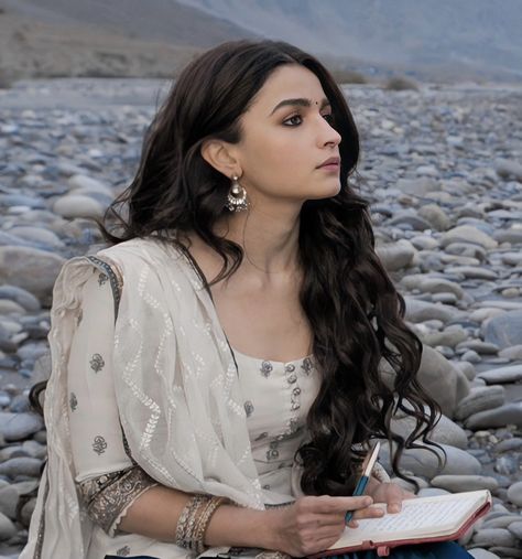 Alia Bhatt Kalank, Eyes Speak, 90s Bollywood, Casual Indian Fashion, Bollywood Outfits, Desi Fashion Casual, Desi Clothes, Vintage Bollywood, Indian Aesthetic