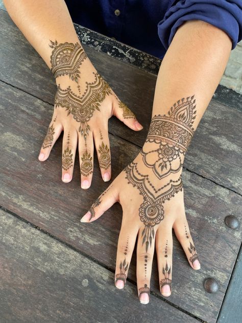 Mehndi Designs For Chubby Hands, Chubby Hands, Mehndi Tattoos, Mehendi Ideas, Henna Designs Back, Character Customization, Cute Henna Tattoos, Henna Style Tattoos, Henna Inspo