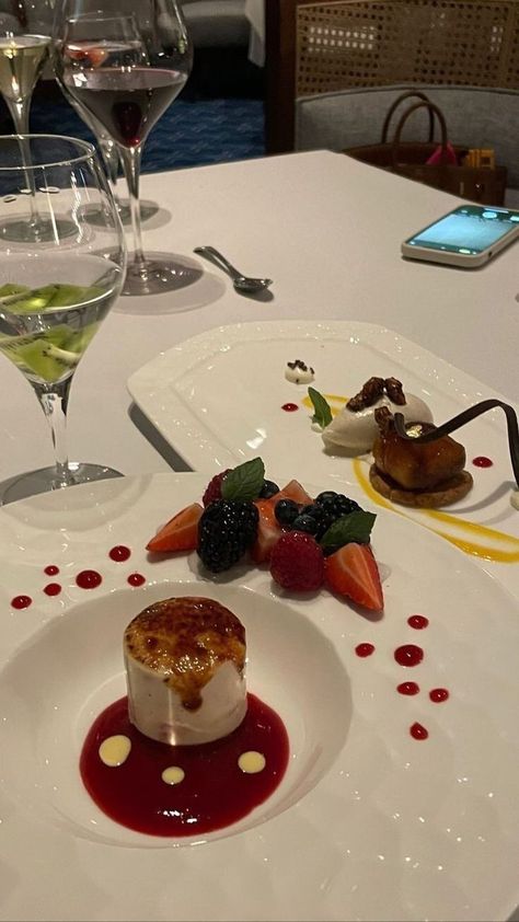 Classy Food, Fine Dining Desserts, Gourmet Food Plating, Dessert Restaurants, Food Gallery, Luxury Food, Fancy Desserts, Food Drinks Dessert, Wine And Dine