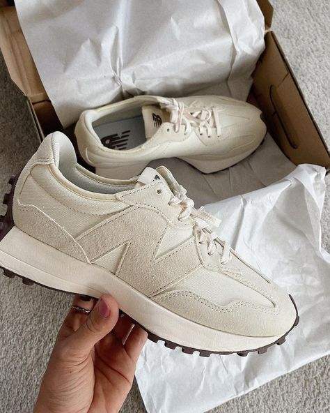 2023 Trainers Trends Women, New Balance Trainers Women, Trendy Trainers 2023, Smart Trainer Outfit Women, Womens Trainers Outfit, Cream Sneakers Women, European Summer Sneakers, Womens Trainers 2024, Trainers Women 2023