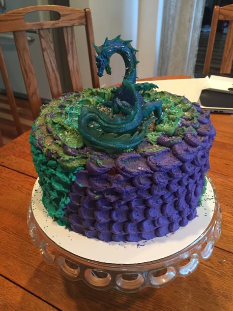 Dragon scale cake Dragon Scale Cake, Dragon Cake Ideas, Dragon Cupcakes, Dragon Themed Birthday Party, Dragon Birthday Cakes, Dragon Cakes, Dragon Birthday Parties, Dragon Cake, Dragon Birthday