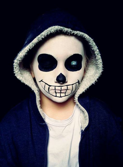 Sans from Undertale makeup #sans #undertale #voluptacon #sansfrom undertale Sans Halloween Costume, Halloween Undertale, Undertale Costumes, Sans Cosplay, Undertale Cosplay, Scary Halloween Decorations, Halloween Costumes Makeup, Utila, Halloween 2018