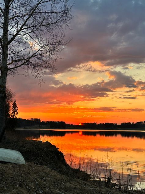 #sunset #spring #evening #landscape #lake Expressive Photos, Evening Landscape, Sunset Spring, Geeky Art, Spring Evening, Board Pictures, London Dreams, Sunset Lake, Vision Board Pictures