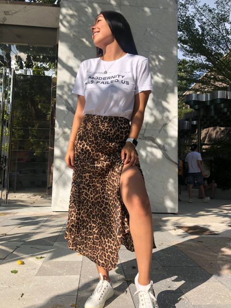 Faldas Animal Print, Animal Print Skirt Outfit, Printed Skirt Outfit, Casual Sporty Outfits, Outfit Botas, Animal Print Outfits, Modest Dresses Casual, Animal Print Skirt, Outfit Mujer