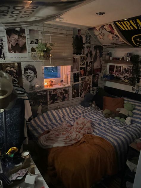 harry styles
nirvana
the cure
the smith
band posters
room inspiration
downtown aesthetic Down Town Room, Downtown Bedroom Aesthetic, Downtown Room Aesthetic, Downtown Bedroom, Downtown Room, Downtown Grunge, Downtown Home, Cool Room Decor, Room Redesign