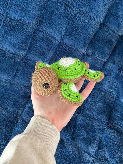 A cute kiwi patterned sea turtle Fruit Themed Crochet Animals, Food Themed Crochet Animals, Pizza Turtle Crochet, Fruit Animals Crochet, Summer Crochet Plushies, Fruit Turtle Crochet, Crochet Fruit Turtle, Crochet Fruit Animals, Crochet Food Animals