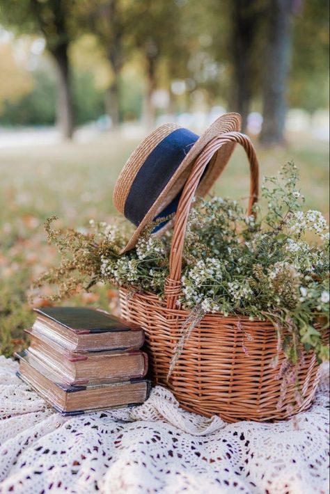 Picnic Photo Shoot, Easter Photoshoot, Picnic Inspiration, Fall Mini Sessions, Spring Photoshoot, Decor Studio, Photoshoot Props, Spring Mood, Fall Mini