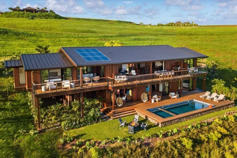 A delightful Hawaiian home designed for multi-generational family living Hawaiian House, Lodge Design, Tropical House Design, Aesthetic Interior Design, Hawaiian Homes, Rest House, Open Living Area, Seni Dan Kraf, Tropical House