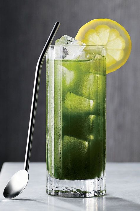 This quick and easy 5-minute matcha highball whiskey cocktail recipe incorporates Japanese whiskey, lemon, honey, matcha green tea powder, club soda and lemon to create the ultimate whiskey recipe meets cocktail recipe.#cocktailrecipes #whiskeyrecipes #whiskey #whiskeycocktails #whiskeycocktailrecipes #matcharecipes Iced Matcha Recipe, Highball Recipe, Matcha Cocktail, Te Matcha, Cocktail Recipes Whiskey, Whisky Cocktail, Whisky Drinks, Matcha Drink, Matcha Recipe