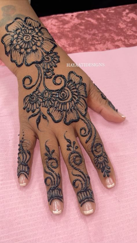 Henna Designs Traditional Indian Style, Henna Designs Hand 2024, Birthday Henna Design, Simple Henna Design Aesthetic, Henna Designs Sleeve, Black Henna Designs Arabic, Kaws Henna Tattoo Designs, Henna Designs Sudanese, Jagua Henna Designs