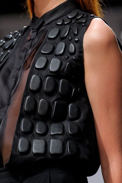 Ropa Upcycling, 3d Fashion, Futuristic Fashion, Leather Texture, Leather Vest, Fashion Details, Fashion Week Spring, Milan Fashion Week, Black Blouse