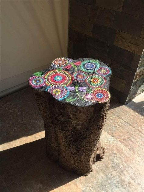 Painted Tree Stumps, Tree Stump Art, Mosaic Art Diy, Tree Stumps, Mosaic Garden Art, Mosaic Art Projects, Deco Nature, Glass Mosaic Art, Mosaic Artwork