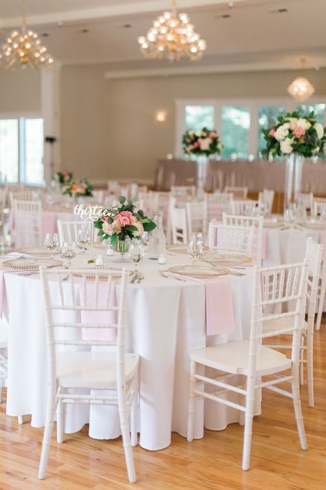 Tables And Chairs For Party, Chivari Chair Decor Wedding, White Chiavari Chairs Wedding, Wedding Chairs Decorations, Round Table Setting Ideas Wedding, White Tablecloth Wedding, Chivari Chairs Wedding, White Chairs Wedding, White Wedding Chairs