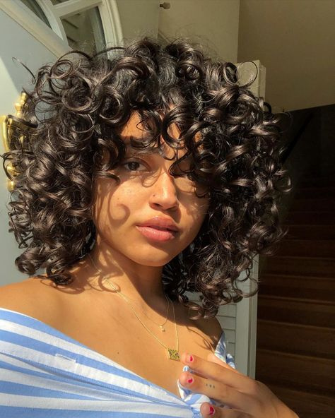 Day 2 curls! light refresh of just water smooth and defuse.  My hair definitely cant get past day 2 without a full refresh anymore, but at… Natural Wigs For Black Women, Short Hair Afro, Afro Curly Wig, Bangs And Glasses, Fluffy Curly Hair, Mama Hair, Curly Afro Hair, Curly Wig With Bangs, Shoulder Length Curly Hair