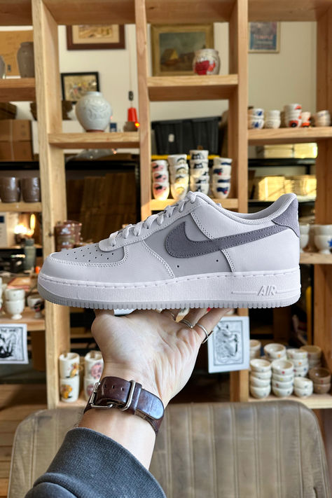 Potter Daniel Dooreck stays true to his style as an artist while wearing AF1s. Nike Dunks Mens, Travis Dunks, Shoes Aesthetic Men, Aesthetic Male Outfits, Jordan Fits, Dapper Mens Fashion, Rapper Jewelry, His Style, Jordan Shoes Retro