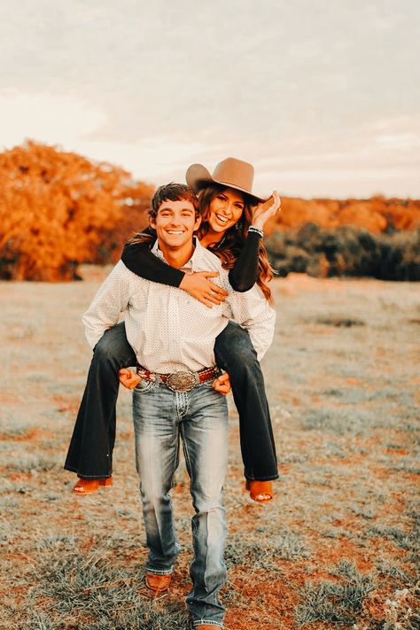 Country Couple Photoshoot, Country Couple Photos, Western Engagement Pictures, Western Couple Photoshoot, Western Engagement Photos, Western Photo Shoots, Fall Couple Pictures, Country Couple Pictures, Couple Photoshoot Ideas